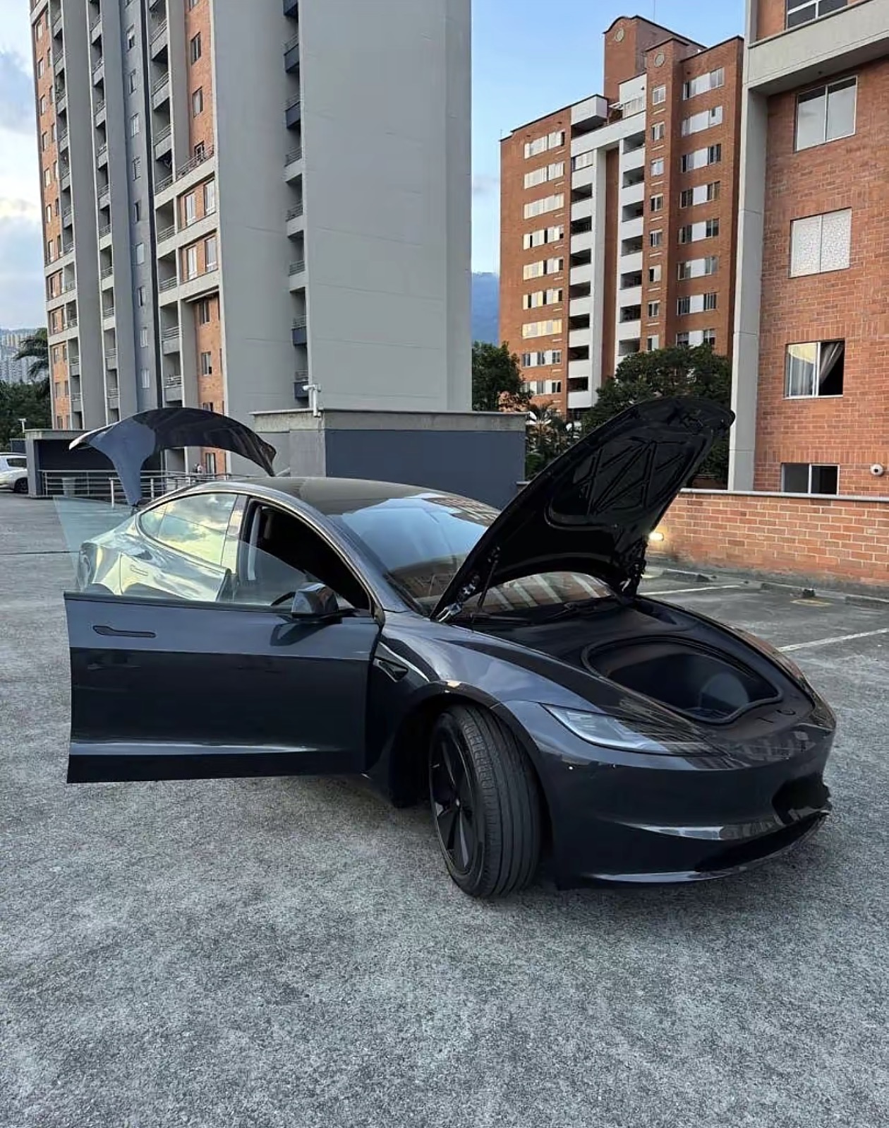 Tesla Model 3 - View 8
